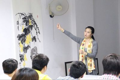 堯巧玲老師為我院文管學生開展文化經紀人專題講座